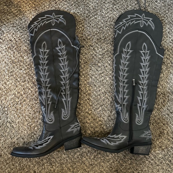 Over the knee boots 🤠 lace up back 🖤 - Picture 2 of 6